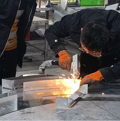 Máquina de soldadura por láser de fibra portátil RAYCUS para tubos de placa de aluminio de acero inoxidable