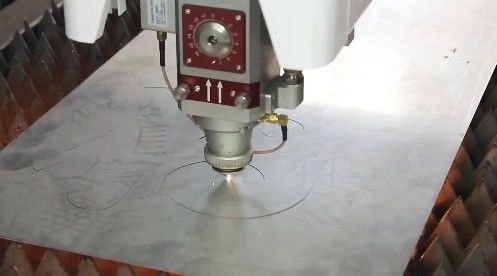 Máquina de corte por láser de fibra refrigerada por agua de alta velocidad de 1500W para placa de metal de Ejon