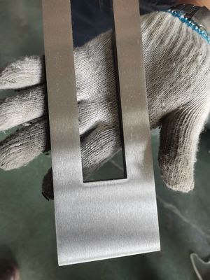 Ejon YZ400 Máquina de deslagado de entrega de cinturón para cortar y estampar piezas con láser