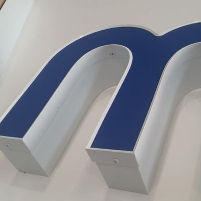 2.0Kw Alta precisión de la placa de aluminio máquina de doblar cartas CNC para las letras de canal