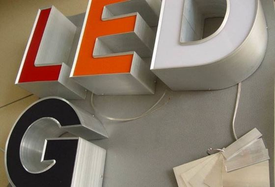 Máquina de flexión de letras de lámina de aluminio con LED de publicidad