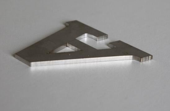 Máquina de corte por láser de fibra de metal de alta velocidad para cortar cartas de señalización por Ejon