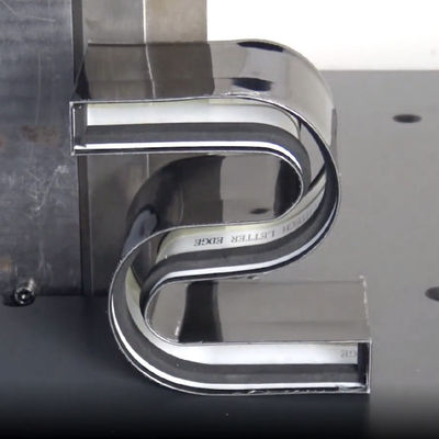 Experimente el poder de la máquina de flexión de canales de aluminio E8S con alimentación continua
