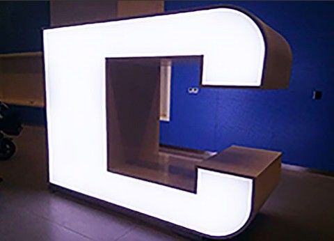 Máquina de plegado de láminas acrílicas procesadas de acero inoxidable para la fabricación profesional de carteles