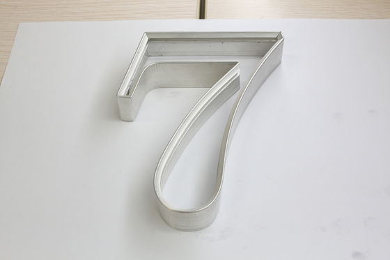 E9 La combinación perfecta de durabilidad y curvatura de precisión para la fabricación de señales