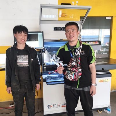 Máquina automática de doblar cartas de acero galvanizado CNC para la industria publicitaria